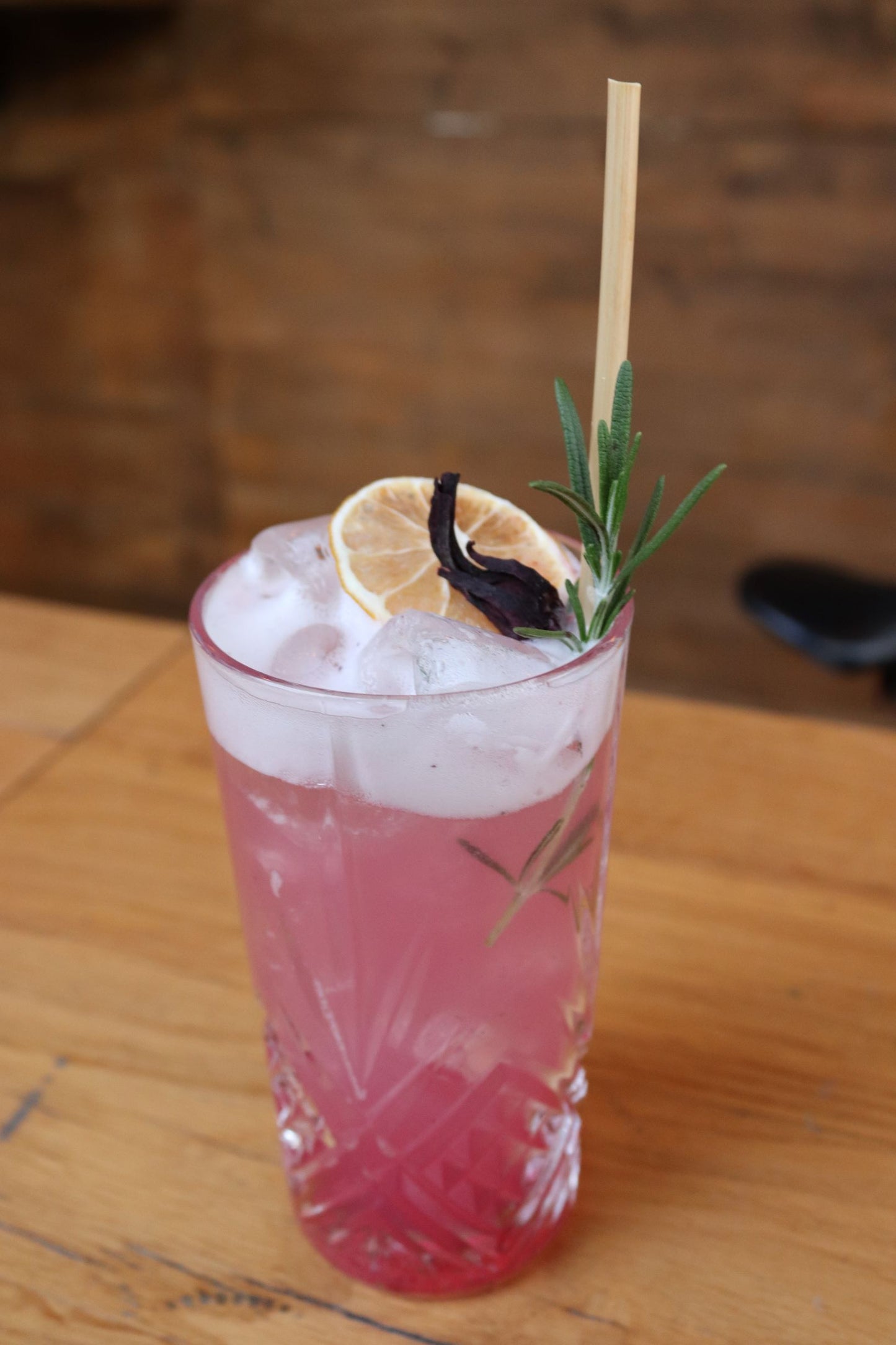 Hibiscus-Fizz cocktail